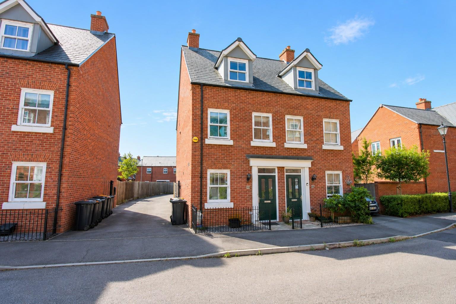 4 bed property in Hazelwick Drive, Bedford